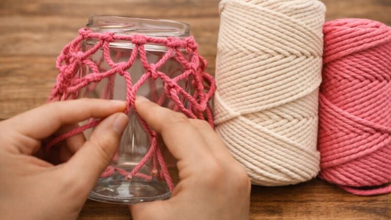 This simple idea transforms old jars into stunning decor you’ll love…